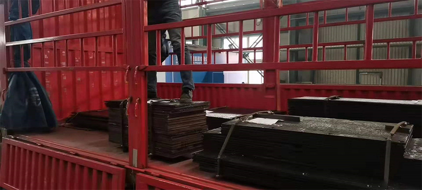 堆焊耐磨鋼板擁有著這些顯著的優(yōu)勢